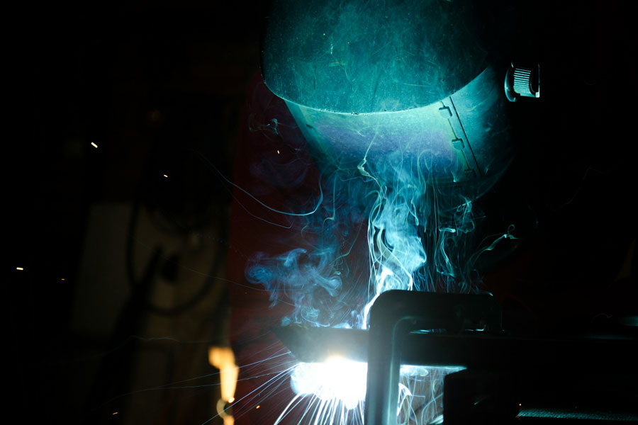 Svetsare som använder personlig skyddsutrustning som komplement vid svetsning.